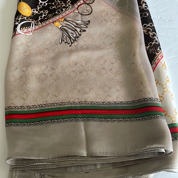 NWT Gorgeous Soft Scarf. - Picture 4 of 5